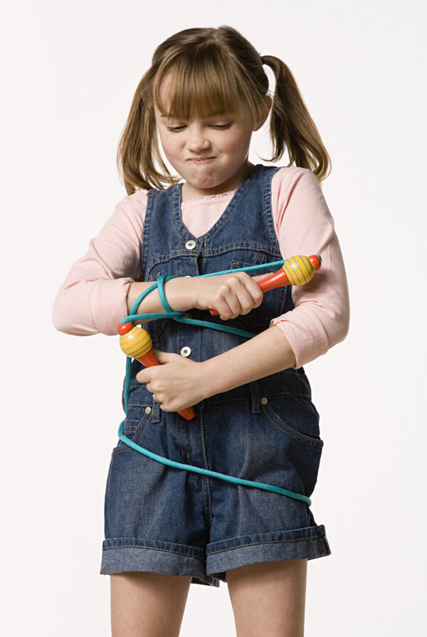 玩跳绳的小女孩图片
