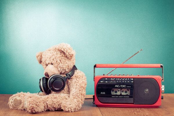 泰迪熊与老式录音机