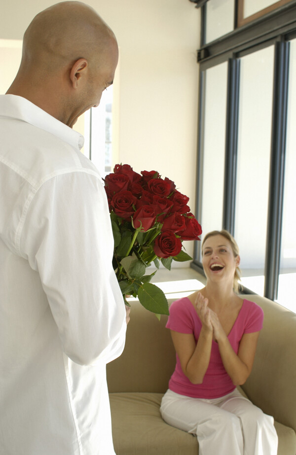 送玫瑰花给女友的男人图片