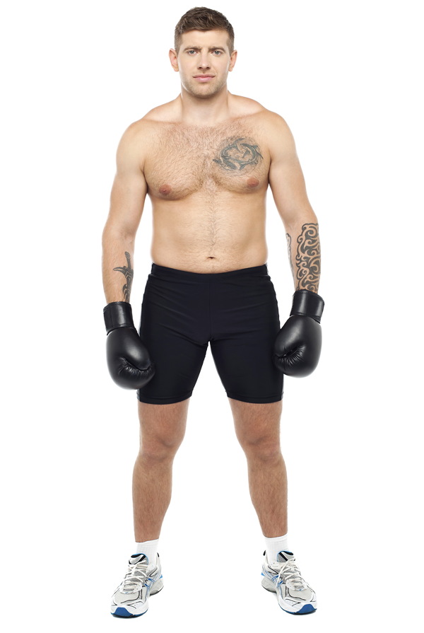 双手垂直放的拳击男人图片