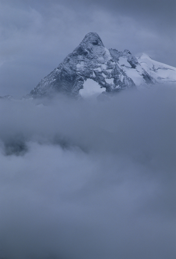 灰色天空与雪山图片