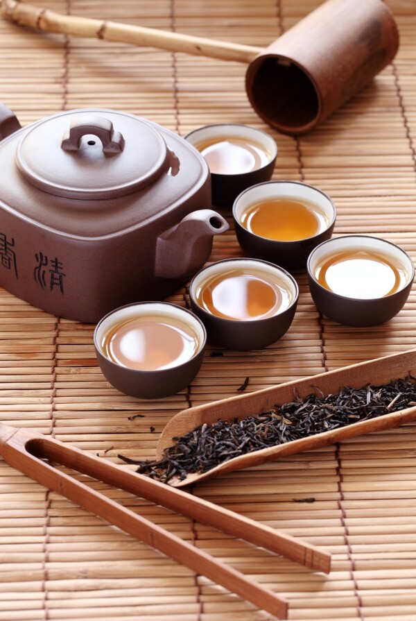 紫砂茶壶与茶叶