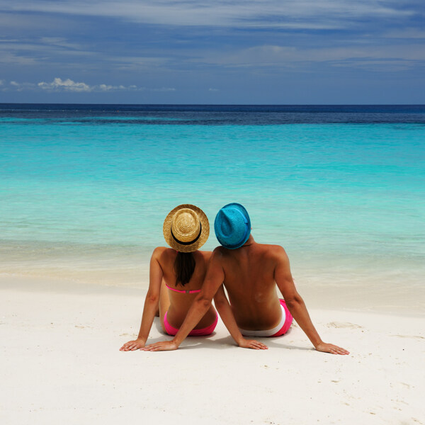 坐在沙滩上的情侣