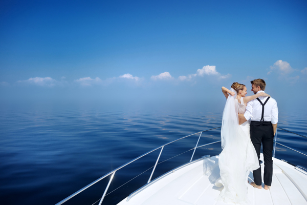 游艇上结婚的新人图片