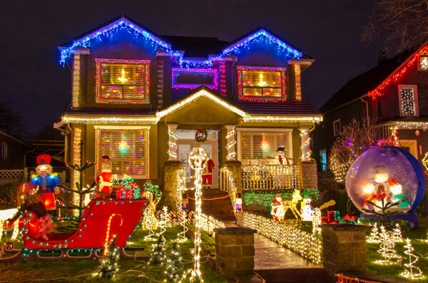 房屋院子圣诞节彩灯装饰图片