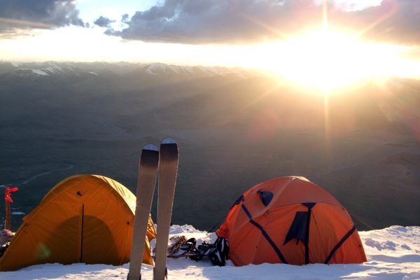 冰山雪景新疆野营帐篷图片