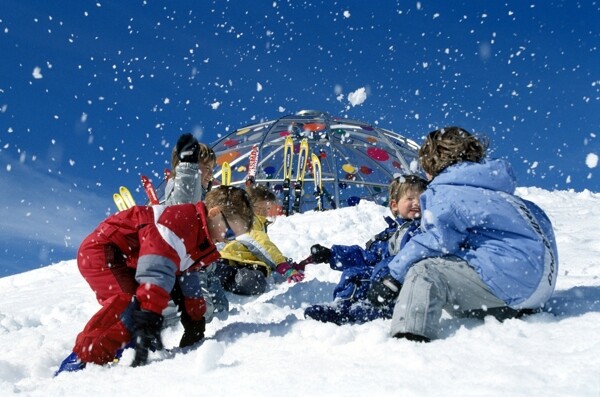瑞士孩子们的冬天图片