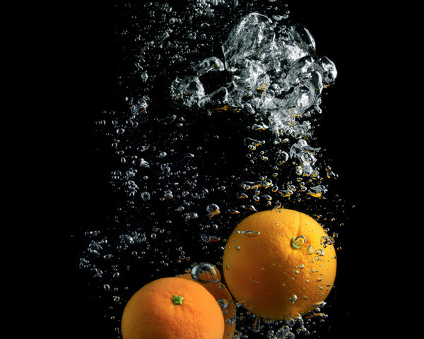 掉进水里的橙子图片