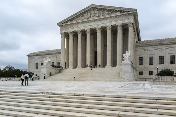 美国最高法院与游客的建筑物