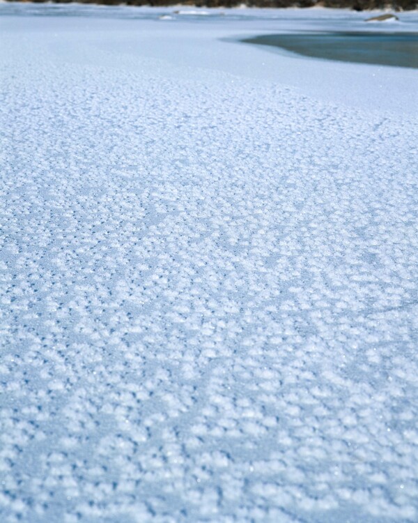 冬季一望无际的雪地图片