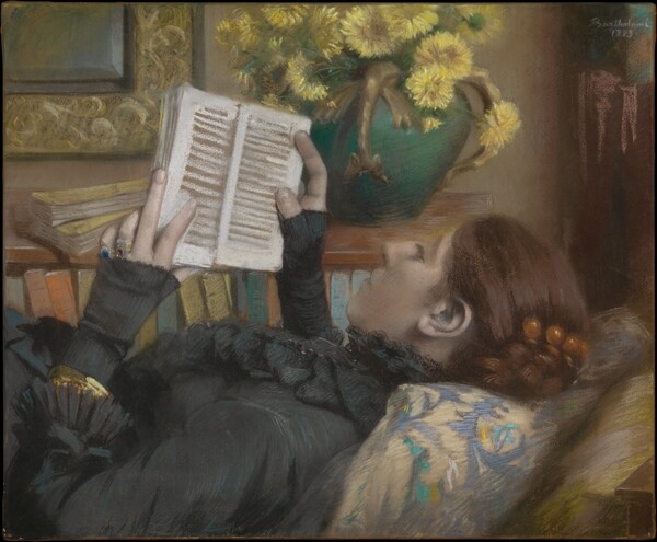 躺着看书的女人图片