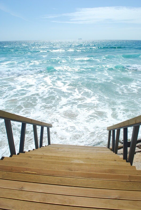 木楼梯或路径的明亮的海洋