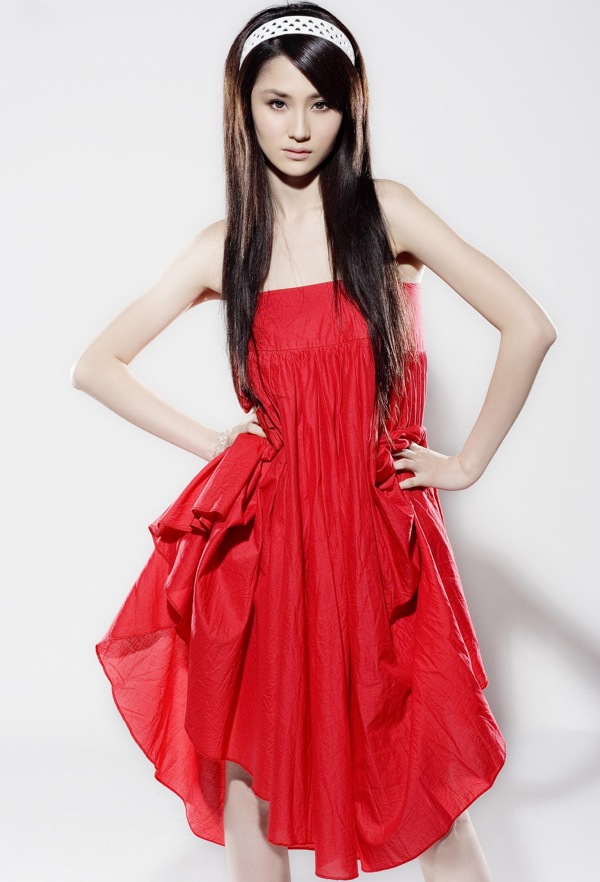 红色连衣裙模特图片