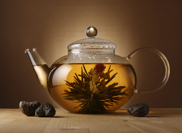 花茶与玻璃茶壶图片