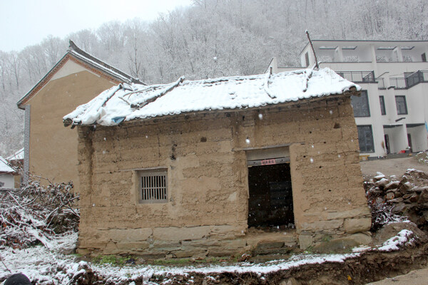 雪中山景泥土房摄影图图片