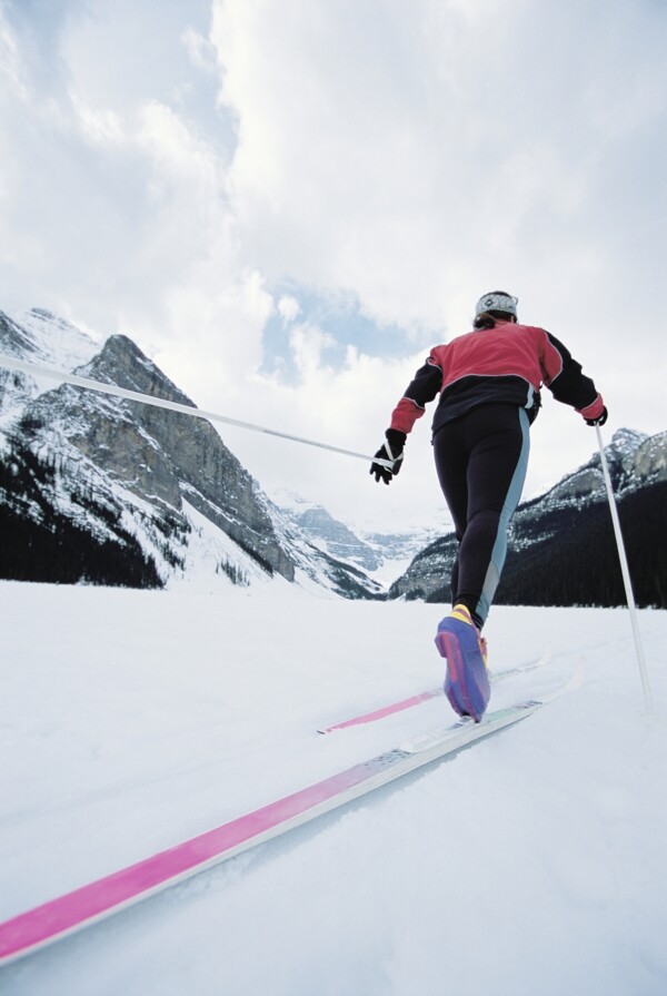 爬山的滑雪运动员摄影图片