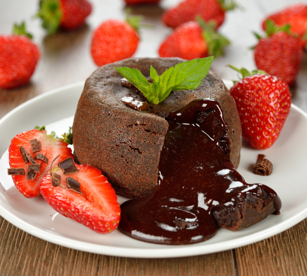 装盘的草莓巧克力蛋糕