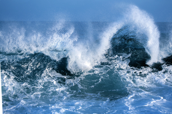 大海巨浪浪花图片