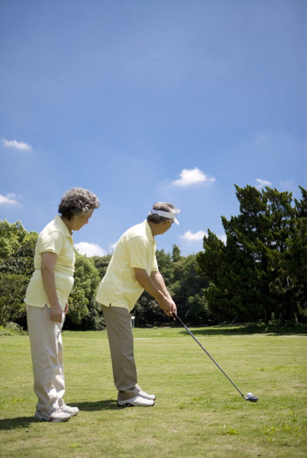 老年夫妻打高夫尔球图片