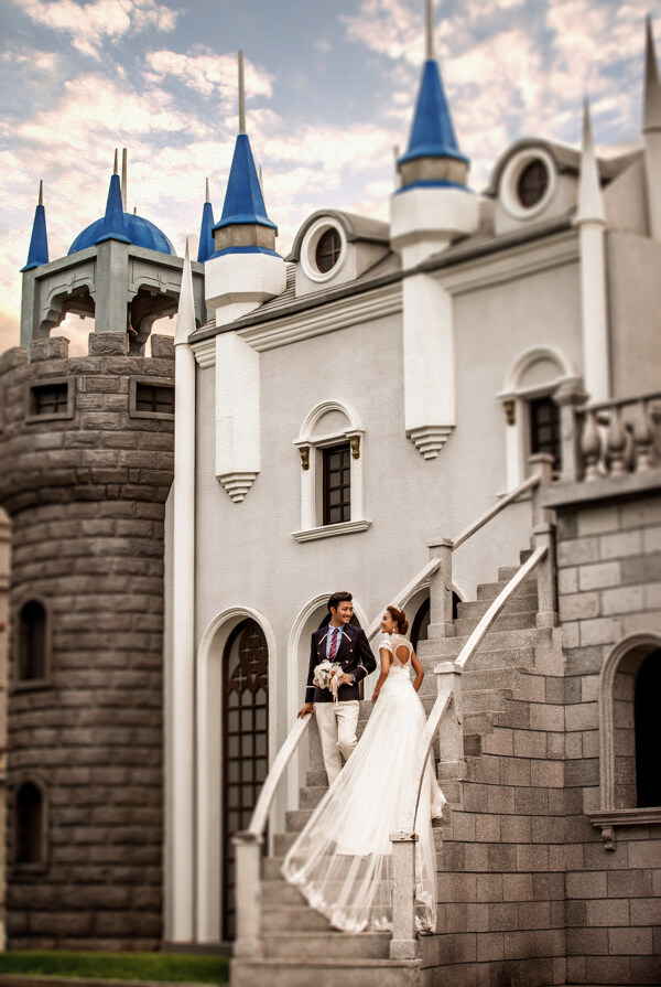 台阶上的情侣婚纱摄影图片