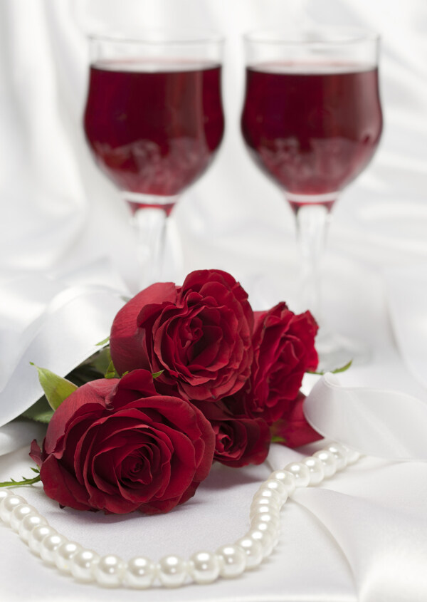 红酒和玫瑰花项链图片