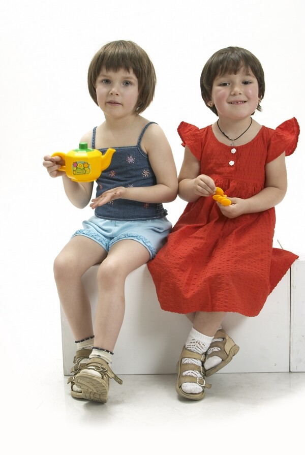 两个玩玩具的小女孩图片