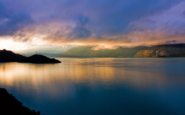 黄昏时的湖泊风景图片