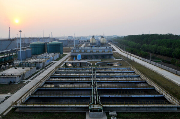 夕阳下的污水处理厂图片