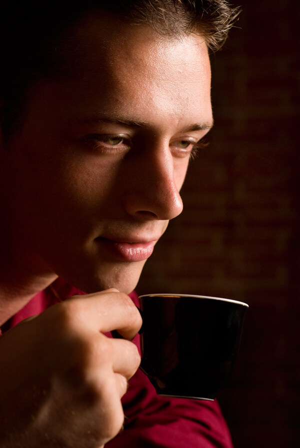 喝咖啡的男士图片