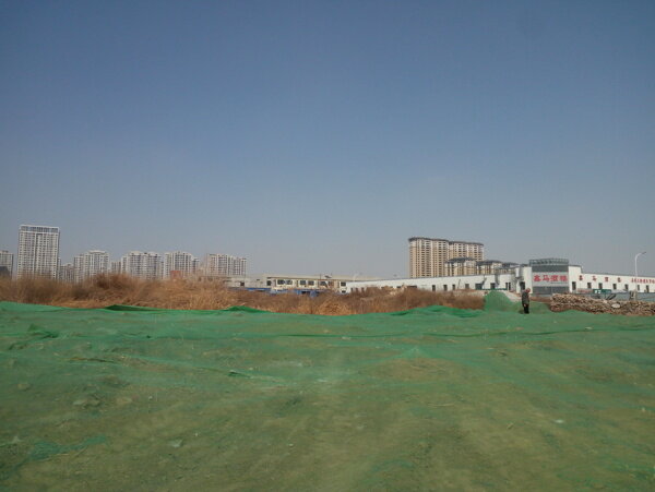 绿网覆盖的建筑工地