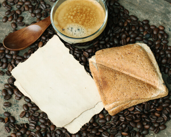 咖啡豆与面包图片