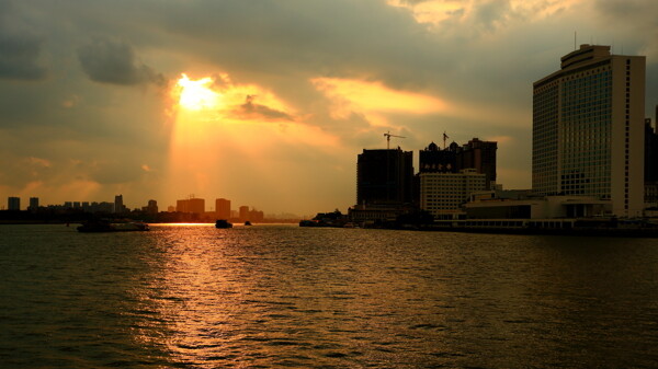 湖边夕阳风景图片