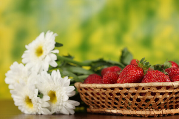 竹篮里的草莓与鲜花图片