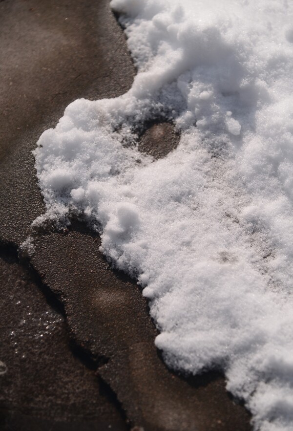 冬天拍摄地面结冰的雪