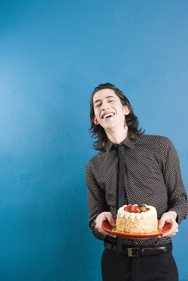 端着生日蛋糕的男生图片