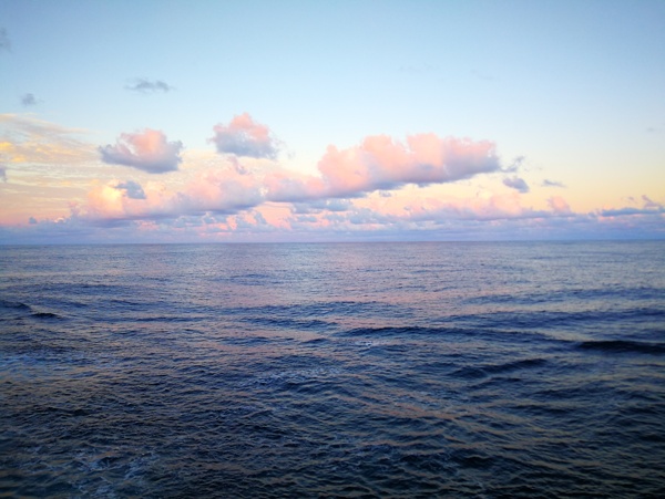 大海天空云彩海浪风景图片