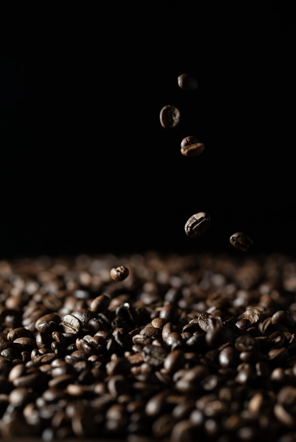 咖啡豆咖啡洒落黑色背景素材