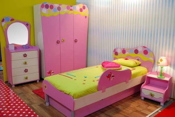 儿童卧室内的柜子和床