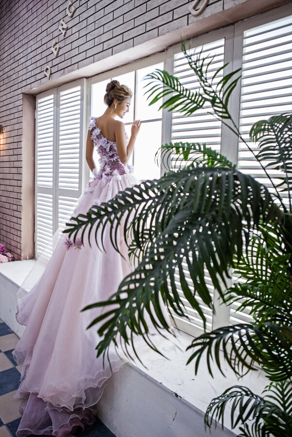 站在窗户台上的新娘图片