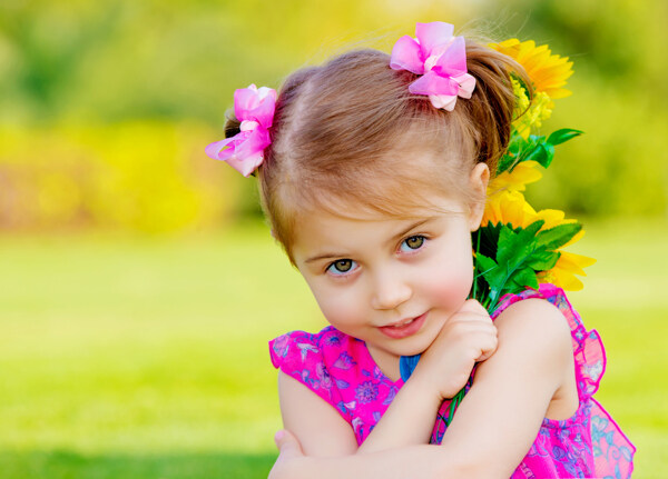 拿着鲜花的美丽小女孩图片