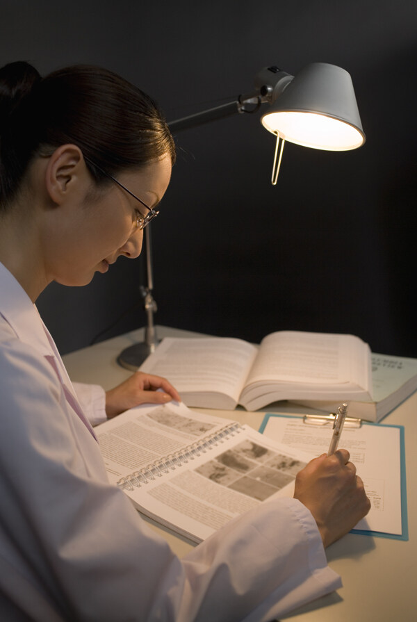 做实验的女医生图片