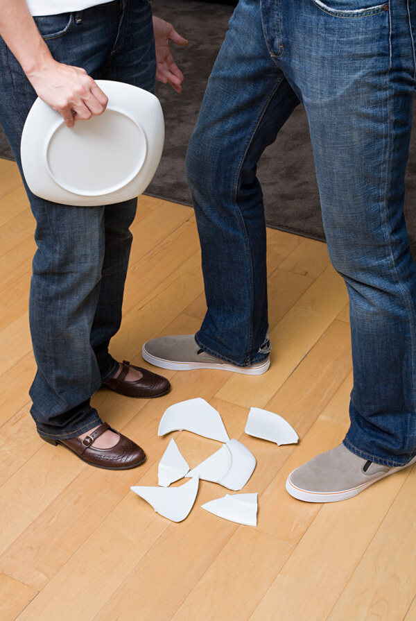 吵架的小夫妻家庭特写摔碎的盘子图片