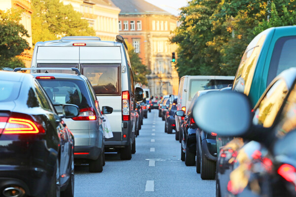 道路上的车辆摄影图片