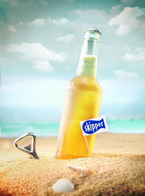 沙滩上的啤酒瓶和瓶起子图片