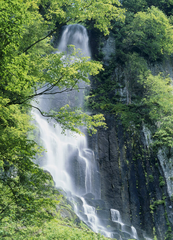 高山流水瀑布自然景色图片