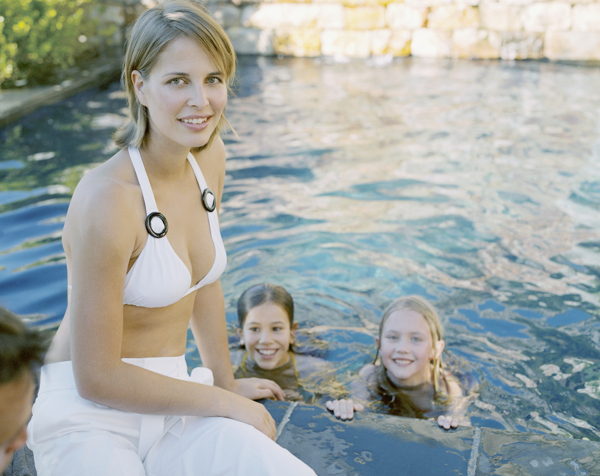 泳池边的一家人图片