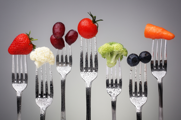 叉子上的水果蔬菜