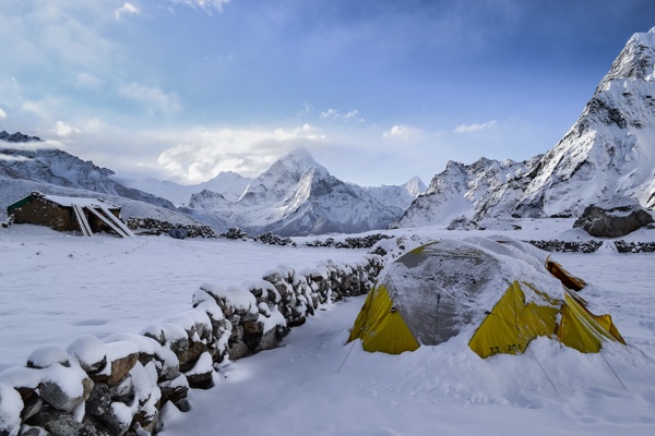 雪山中的帐篷