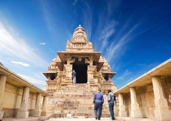 参观印度庙宇的游客图片