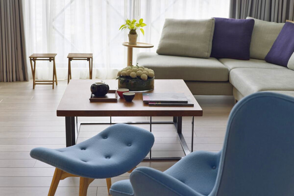 简约客厅蓝色椅子装修效果图